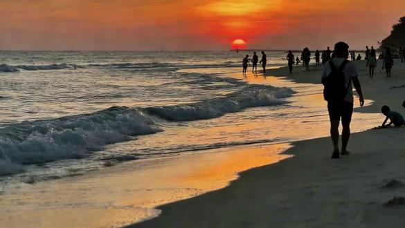 我该如何写我 我乃家中长子 写我年少时轻狂 不知前路漫长 贪玩度日 空耗时光 未曾深耕一技 未曾体恤爹娘 以为来日方长 转眼半生仓皇 如今方知 年少不吃的苦 中年都会加倍尝 年少时不懂的担当 岁月终会逼着扛 半生糊涂半生醒 往后余生 不负自己 不负爹娘#人生感悟 #情感共鸣 #治愈系风景