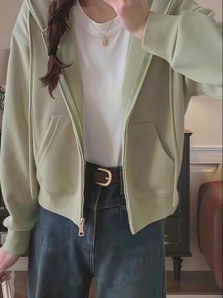 搞定潮流LOOK,秋季拉链连帽卫衣来袭 姐妹们!新款链短款外套来了!这款回力短款外套女秋季外套真是太棒了!时尚又休闲的设计,给你带来了全新的穿搭体验!多种鲜艳的纯色选择,让你随心搭配。连帽开衫的设计,保又时尚。舒适的面料,让你穿着更加舒适自在。 今年秋季的必备单品,快来下单吧!#洋气时尚减龄#卫衣外套超便宜超划算#开春这样穿清新又有质感#简单大方时尚款#小个显高显瘦穿搭