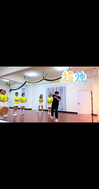 全网呼叫娜姐@燃舞跳绳运动馆
她是我的舞蹈老师,快板老师,跳绳老师,大鼓老师,干仗老师🤫…..
还是我妈的健身操教练,反正我们全家都听她的🥳#花样跳绳 #舞蹈课堂随拍 #我的老师棒棒的
学跳绳、舞蹈、快板….,到燃舞找娜姐