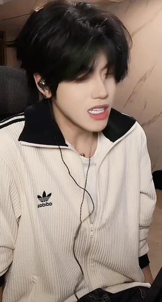 这么高的歌都能唱上去什么含金量😭,你每次直播唱歌都那么认真,太心疼你了🥺平时一定好好好休息,这首歌唱的太好听了,谁听了能不感动😭@孟西 #向全世界安利孟西#海屿你#高音#孟西#真爱