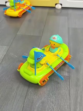 #我要上热门 快来看这只可爱的小黄鸭,它会边唱歌边划船,还会随着音乐一起摇头晃脑,简直太萌了!而且它是充电款的,可以反复玩耍,家里的孩子都爱不释手,喜欢的朋友赶紧点击下方链接购买吧!#小萌鸭 #电动玩具