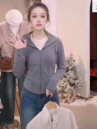 #舒畅的入秋穿搭都是琥珀系 【商场同款】森马外套女短款紧身分割显瘦2025秋新款纯色连帽夹克#显瘦穿搭 #谁穿谁好看 #强烈推荐 #穿搭 @DOU+上热门