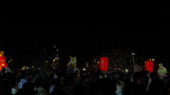 只有一双眼睛 根本看不过来 还有很多人不知道时间的 👉 【打铁花】即日起到2.20(正月初四)3.2—3.4(正月14到正月16) 晚上7.00—7.30 8.30—9.00 【冷焰火烟花表演】即日起到2.22(正月初六)晚上7.00开始