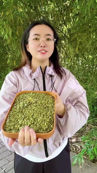 新疆阿勒泰无壳南瓜子仁,原味没有调料,吃起来更健康。
