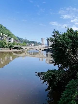 #蓝天白云晴空万里 ,有山有水好美的风景,#河边随拍 。