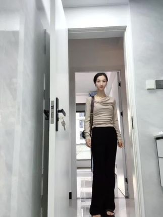 #今日穿搭 #服装店实体店 #黑色上衣中长款 #黑色上衣怎么穿出高级感 #健身女孩穿搭