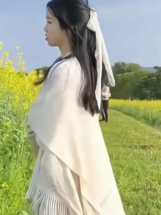 姐妹们挖到宝了,就是这个超好看的披肩,随便一穿都很显气质,而且很百搭,无论是搭配长裙还是短裤都很好看,上身又仙又美,尤其去海边度假的时候,海风吹着灵动的披肩简直不要太美,真的太绝了!喜欢拍照的小姐姐一定要入手一件。#穿搭 #美不美你说了算 #我的魅力不止一面 #气质美女 #清纯甜美 @居家小白匠 @乔乔好物