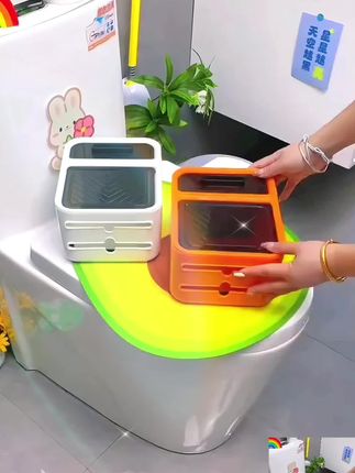 姐妹们,洗手间里一定要有一个好用的纸巾盒,不仅要美观,还得实用,抽纸、卷纸都可以放进去,撕纸流畅不卡纸。中间还带个小抽屉,可以放女生的私人用品,顶部还能放手机,放一些香薰或者小绿纸,真是美观又实用#抽纸盒