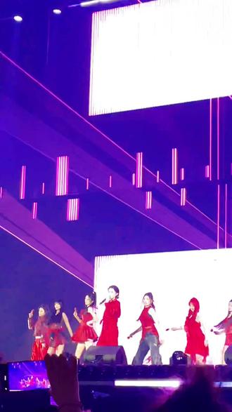 球球红衣唱跳《深情的戏》~以爱为名#球球粉丝见面会 #神级现场 #赵本山女儿球球 #现场版live