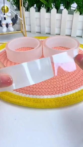 透明纳米双面胶柔韧贴合,瓷砖玻璃墙面都能贴,稳固固定小物件。撕取干净无残胶不伤饰面,清水冲净晾干可反复使用,居家车载收纳都好用,按需裁剪很省#双面胶#双面胶贴 #无痕双面胶贴