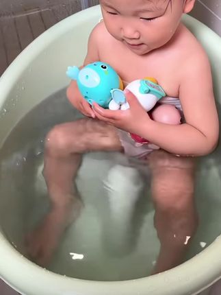 天热宝宝洗澡多 有了这款戏水小鸭子 现在再也不用担心苦难了#玩水的季节 #宝宝洗澡 #带娃神器 #戏水玩具 #爱洗澡的宝宝