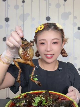 林蛙又香又肥就是冷冻的不如鲜活的好吃肉吃不下来 @DOU+上热门 @抖音热点 #林蛙