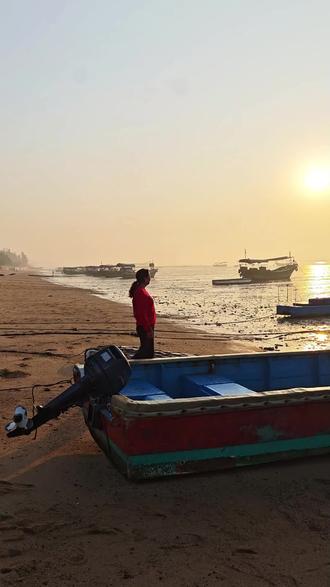 冬季这里温度适宜,优越的地理位置,龙安村新建的房车营地,面朝大海,有水有电,有淋浴间(正在修建),听村干部说,计划今年车位扩建到200个,房车营地要有民宿,有农家乐👏👏👏欢迎全国各地旅居自驾的朋友到此打卡。在这里看潮起潮落,看日出日落,是赶海、发呆的好地方😊