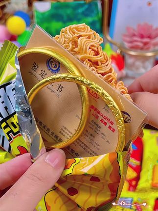 箱箱有,真的有!哈哈哈哈哈!余校长你真配享太 庙!!有消费者吃干脆面硌掉了牙齿!老板急疯了,立马决定拿出1000万换成等价值黄金回馈所有消费者!现在买干脆面每一箱都有黄金!冲冲冲!#余校长干脆面赔了1000万#干脆面#箱箱塞黄金#惊喜