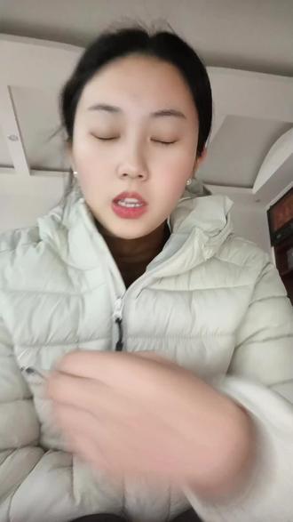 河南单招能不能考上的核心根本就不是会考成绩,还有三个关键因素,80% 的家长都忽略了,就是信息差,为什么每年都有 200 多分考上的,300 多分却滑档了呢?就是因为自己的信息太闭塞,不懂得分析各种信息。而在单招所有的信息差当中,最重要的有三点,也是影响单招录取最关键的三点。
第一,录取规则,河南单招很多学校都是专业清的,录取规则就是只看第一个专业,第一个专业如果没有录取,剩下的几个就不看了,直接就落榜了,所以你第一个专业填报一定要求稳。
第二,报录比,所谓的报录比就是学校的招生人数跟报考人数的比例,这个数据虽然不会公布,但是单招报志愿的时候,你可以通过各个学校的热度去判断,避免报考扎堆,像去年的河南工业贸易的考生,要么就是运气好,要么绝对是人精,非常不错的学校,在郑州,但是没有招满,基本上报的都录了,所以这就要求你对单招信息要灵通,而且不要太相信各大直播间老师推荐的学校,很多老师都推荐的学校报考的人一定多。
第三,职测,河南单招的老师在规划学校的时候,喜欢把学校分为 45 个梯队,只是为了方便家长快速的理解,但是各个学校并没有规定说你必须三个 b 才能报,你必须三个 a 才能报,单招看的是总分,你会考差一些,你职测好好学弥补上去就可以了,而且职测基本上占比都是 50%,有的学校甚至占到 70% 以上,所以一定一定要好好复习职测,