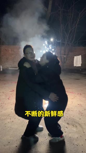 浪漫视频背后的真相 最后还摔了 还被嫌弃#情侣烟花视频 #花絮比正片精彩系列 #老夫老妻 #拍摄现场