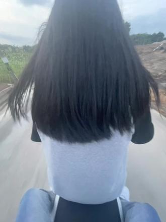 我们还能谈论几年的痴男怨女 在几个夜晚游荡饮酒 踩几回高跟鞋走过商场马路 熬夜 抽烟 购物 聚会 恋爱 朋友不必为他人承担任何责任 不必困于婚姻与房车 永远任意姿意 这样自由的生活还能过几年呢 且玩且珍惜吧#大学生的独处时刻 #逛街ootd #死宅的终极幻想
