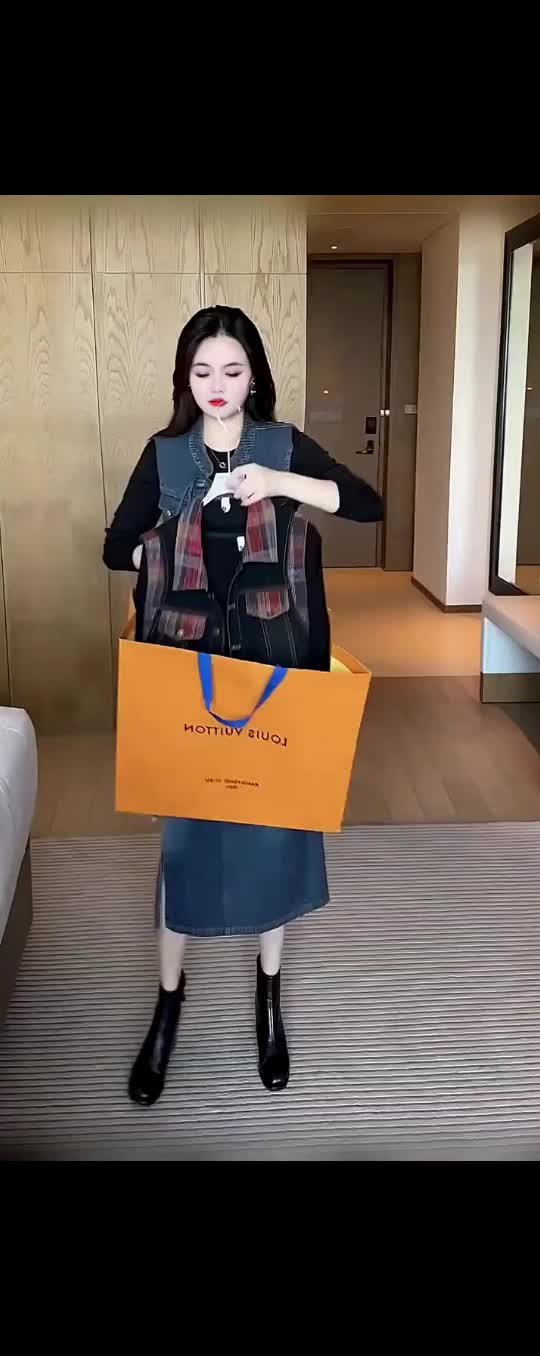 时尚套装裙女2025秋季新款洋气显瘦红格拼接牛仔马甲连衣裙两件套@DOU+上热门 @DOU+小助手