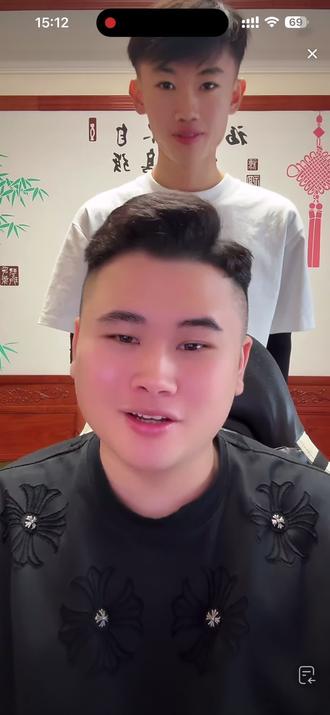 爱满也开始送刀皮咯 祝满哥早日突破三百万粉丝#爱满哥 #爱满直播名场面 #三百万