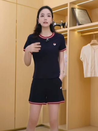 让衣橱有呼吸感,少即是多的穿衣哲 学。#冰丝面料#高品质套装#显瘦穿 搭#时尚休闲运动套装#夏季新款