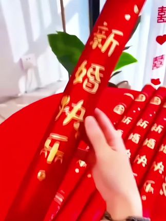 婚礼高光时刻,花瓣雨礼炮太绝了!漫天飞舞的花瓣簌簌落下,像把整个春天的温柔都揉进了婚礼现场,新娘走在花瓣铺就的路上,每一步都踩着浪漫,随手拍都是电影感大片,直接把婚礼氛围感拉满!#备婚好物分享 #礼花礼炮 #最美新娘#婚礼现场