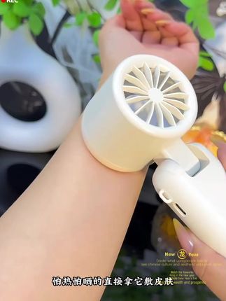 没想到老妈种草的时尚单品那么实用!天天挂着出门哈哈~ #半导体冰感小风扇 #冰感风扇 #挂脖风扇 #便携式风扇 #亲测分享