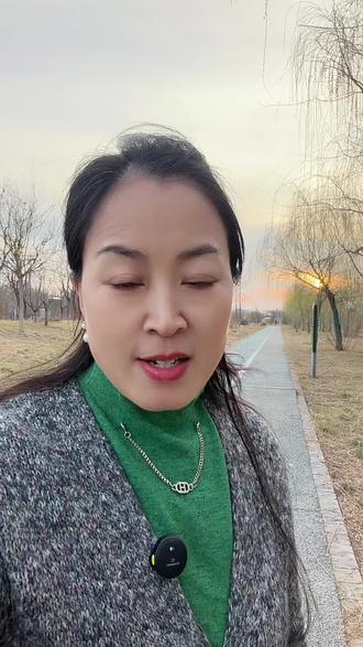 饿时馒头贵,饱时玫瑰香。这世上本没有什么最重要,只有当下最需要。穷时钱重要,渴时水重要,饿时饭重要,病时健康重要。人生本无常,珍惜眼前人,珍惜碗中汤。#活在当下 #自媒体创业 #生活感悟 #励志正能量 #dou上热门 @DOU+小助手