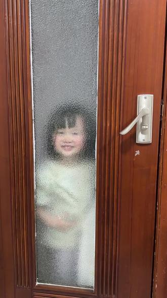 我上厕所 门口惊现桐身影,看她这么清晰,我怀疑她能不能看见我,于是…#真实生活分享计划 #亲子互动 #小孩的迷惑行为