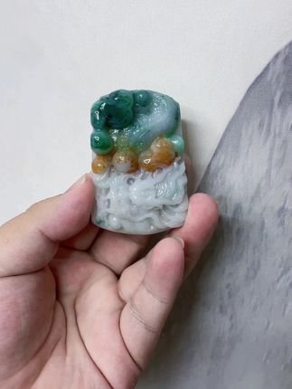 #俏色巧雕 特色龙牌