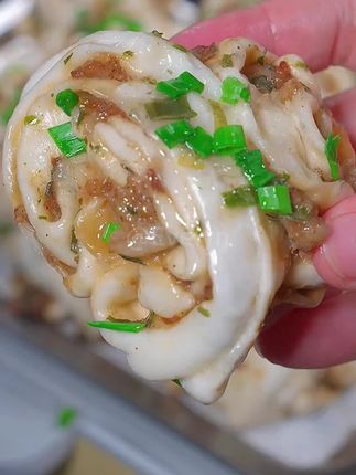 葱香肉馅花卷 清晨赶时间时,我最爱蒸这款葱香四溢的味道#超好吃 #太好吃了 #香葱花卷#懒人美食 #早餐吃什么