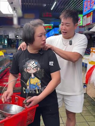 嘉之派海鲜烤肠太香啦,正宗海水虾制作的烤肠,每根肠都有七只虾,真材实料看得到,大人小孩都爱吃#嘉之派 #来驾啊 #海鲜 #虾肠 #抖音美食推荐官