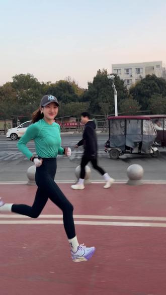 自2024年5月28日起,我踏上了跑步的旅程。经过一年的努力与坚持,我于2025年4月20日首次参加了兰考半程马拉松,以141.20的成绩完成了比赛。随后,在4月26日的郑州黄河168个人挑战赛中,我凭借出色的表现夺得了第一名🥇。然而,天有不测风云。7月12日,我不幸遭遇了脚部骨折的意外。医生建议我休息一年以确保完全康复。尽管如此,我对跑步的热爱并未减退。9月21日,在止痛药的帮助下,我参加了太原半程马拉松,并以143.39的成绩完成了比赛。经过几个月的恢复训练,我逐渐恢复了状态。11月16日,我在郑州半程马拉松中以136.47的成绩安全完赛,并获得了大众精英选手称号。这证明了所有的努力都没有白费。在12月14日的黄石半程马拉松中,我计划全力以赴争取个人最好成绩(PB)。这段跑步旅程充满了挑战与收获,每一次比赛都是对自己的一次超越。我期待着在黄石半程马拉松中再次突破自我,创造新的辉煌。#坚持的意义 #因为热爱所以坚持 #不负热爱
#创作者中心 #创作灵感