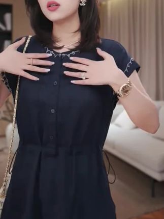 欧洲站2025夏季新款收腰显瘦温柔风法式撞色刺绣无袖背心连衣裙女#百搭连衣裙面料舒适 #时尚显瘦连衣裙 #气质连衣裙谁穿谁好看 #高级感连衣裙推荐收腰显瘦 #热卖中的爆款