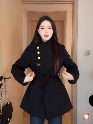 这件羽绒内胆呢子大衣真的太绝了,穿上它既好看又暖和,里面是羽绒内胆,外面是呢子面料,简直太时髦了!而且它超级百搭,随便配个打底裤或者小脚裤都很好看,喜欢的朋友赶紧入手吧!#高级感穿搭 #梨形身材穿搭 #显瘦搭配 #气场全开 #羽绒服