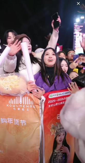 粉丝送阿朱猪脚想让朱媒婆牵线#无名哥 #阿朱 #朱媒婆 #猪脚 #228