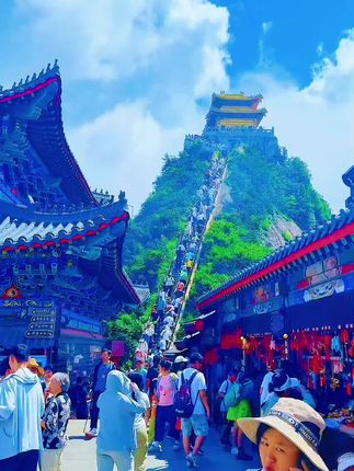 "远赴人间惊鸿宴,一睹人间盛世颜。"走进中国唯一不准外国人进入的道家圣地。#老君山金顶 #老君山