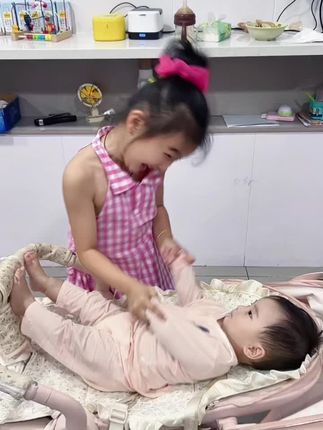 类型不重要 感觉至上 和姐姐👧一起跟着感觉走 #感觉至上 #好温馨的画面 #一起长大的幸福 #姐姐带娃
