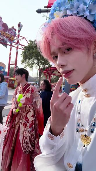 一直在欺负这个二旬老人@-2 #互动 #npc #整蛊 #上海欢乐谷 @DOU+小助手 @DOU+上热门