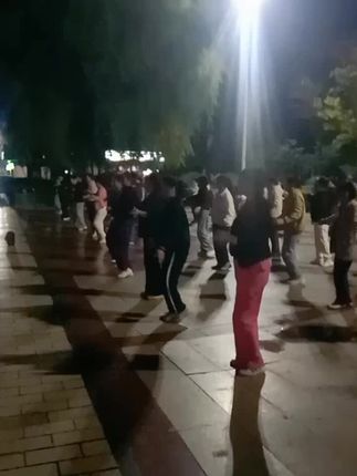 美好的夜晚,大家舞起来。