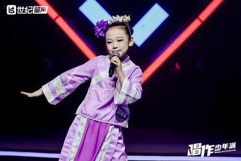 2026年2月7日唱作少年派全国赛儿童A组的《有一个姑娘》,三个小姑娘一上场,那超强的舞台表现力,瞬间感染到全场,连评委老师们也都忍不住跟着做动作。由于点评时间有限,每个节目也就是说上一两句话。但是评委老师仍然忍不住一夸再夸,她说:“比赛三天以来,我认为这个节目从形式上,从表演上,从设计上,真是让我很惊艳的一个节目,所以分数打的挺高的。这组整体感觉都非常不错,每个人都有每个人的特点和个性。这真是一个很不错的表现,舞台设计和表演都很棒,这就是打高分的原因。”