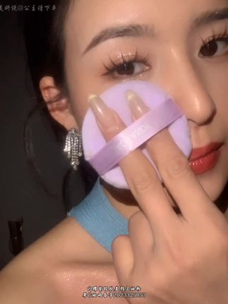 不是我说,到底是哪个天才发明的,在散粉里加细闪#散粉看这blingbling的效果简直美呆了。#散粉推荐