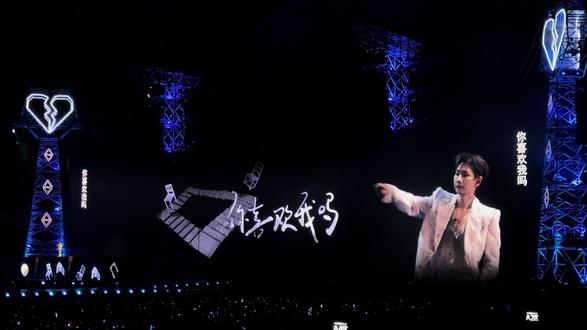 你喜欢我吗 “怎么不算呢”
你回没回家 “在家呢”
“也许这是结局 我们会在一起 也许是我今天真的很幸免 今天南宁没有下雨”
“你们知道什么生物好笑吗?海鳗 因为还蛮好笑的”
“你们听懂了没有啊?!”
#汪苏泷南宁演唱会 #耿汪苏泷