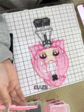 廉江拼豆~看我客宝的大图!谁懂啊!客宝又带着神仙手作来了,这次直接把《守护甜心》里的日奈森亚梦从童年记忆里抠出来了!
🟢 拼豆过程超治愈
看她把一颗颗豆豆精准归位,粉发少女的轮廓慢慢浮现,连校服细节都完美复刻,真的是把热爱焊在豆豆里了!
成品拿在手里真的会尖叫!谁的童年没有追过《守护甜心》?这个拼豆版亚梦直接把回忆拉满💗
#拼豆 #日奈森亚梦 #守护甜心 #客宝手作 #童年回忆杀