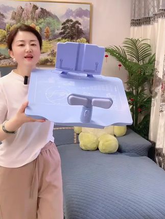要不是马上六一了,这个价平时还真买不到。新升级的坐姿矫正器,搭配了十二度科学设计,孩子在上面写字更舒服,还能避免低头弯腰趴桌,胸前这两块就像面包一样软软的。不仅能调节高度,还能挡住孩子往前趴,没想到这么便宜,还带有悦动支架,孩子写字就能解放双手,更能专心学习。这么实用的学习工具,一定要给孩子安排上!时候。只好把岁月化成歌,留在山河。
