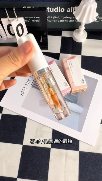 一直没有找到很适合自己的秋冬唇釉
但最近发现一支变色唇油!
超级无敌润,是水水的质地,一点也不油腻厚重
简直就是早八人必备好物,它是温感变色的,会显得有气色,纯纯伪素颜显嫩神器#小树美唇部精华油 #小树美 #小树美淡纹变色唇部精华油 #唇釉 #小树美唇油