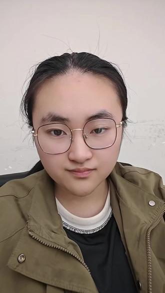 本科论文AIGC怎么降低?查重过不了?3个方法快速降到安全线
别慌,我讲3个最实用的方法👇
第1步:别直接改句子,要改“表达逻辑”
很多人只会同义词替换,这基本没用。
你要做的是——
👉 把一句话拆开,重组结构,换一种“人写的思路”
比如:
AI写:因此可以看出……
你改成:结合上面的分析,其实能发现……
核心是:让句子变“啰嗦一点+有思考感”
⸻
第2步:强行加入“个人痕迹”
AI最怕什么?
👉 怕“人味”
你可以加:
* 主观判断(我认为/可以发现)
* 过渡解释(这里需要注意的是)
* 举例(例如…在实际中)
这样AIGC会明显降低
不要全靠AI改AI
正确方式是👇
👉 AI生成 → 人工改 → 再用工具润色 → 再人工过一遍
记住一句话:
AI+人脑=安全,人脑偷懒=必挂
#降ai率的方法 #降ai#怎么降ai#论文怎么写?#论文