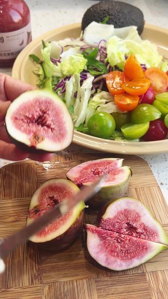把春天拌进沙拉里🥗无花果×牛油果×鲜虾色拉
#动手自己做美食 #健康美食自己做 #低脂低卡 #春日美食大赏 #漂亮饭