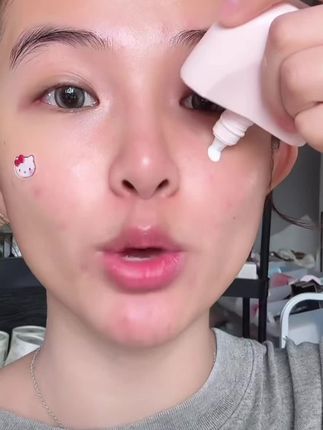 防晒记得反季买,因为我可不是普通的防晒,我可是防晒妆前提亮的柳丝木。新升级粉蓝胶囊防晒质地轻薄,妆前抹一抹,一抹就成膜了。看这前后肤色对比,简直不要太绝了!小小一块超方便携带,随时补涂也太方便了!现在买还送小样试用,快囤啊!#柳丝 #防晒推荐