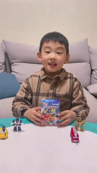 今天又来玩布鲁可变形金刚啦~