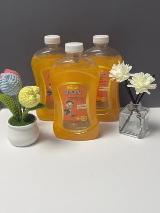 还在为地板清洁烦恼?试试这款地板清洁剂!它清洁力超强,不管是厨房的油污,还是客厅的脚印、灰尘,轻轻一拖,统统消失不见 。天然植物配方,温和不刺激,家里有宝宝、宠物也能放心用。添加的特制清香因子,拖完地,整个家都弥漫着清新宜人的香气 。而且速干不残留,不会留下讨厌的水痕,省时又省力,轻松还你亮洁如新的地板。#地板清洁剂 #清洁地板 #地板养护 #好物推荐🔥 #家庭必备
